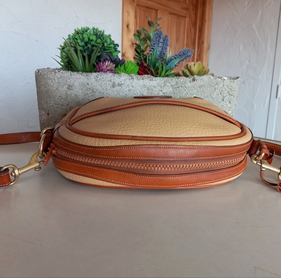 Dooney & Bourke Vintage Camera bag, rounded style, in Wheat - Picture 3 of 11